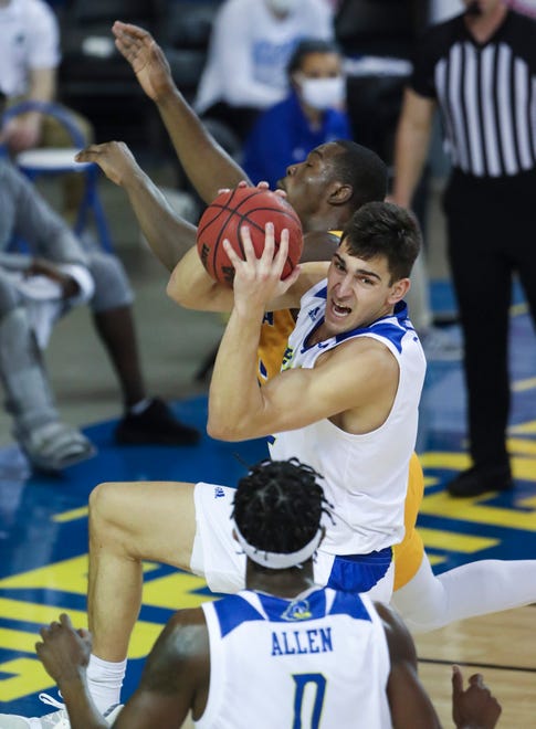 Delaware forward Dylan Painter grabs rebound in front of Hofstra's Isaac Kante in the first half of the Blue Hens' 74-56 win at the Bob Carpenter Center Friday, Jan. 15, 2021.