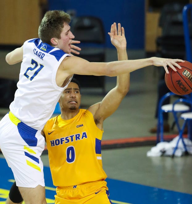 Delaware's Andrew Carr (21) reaches for a rebound against Hofstra's Tareq Coburn in the first half of the Blue Hens' 74-56 win at the Bob Carpenter Center Friday, Jan. 15, 2021.